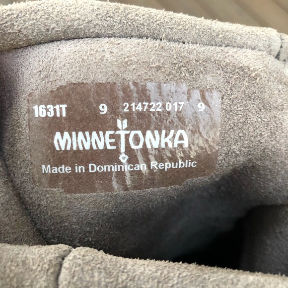 Size 9 Gray 3-Layer Minnetonka Boot with LOTS of fringe - Picture 2 of 2